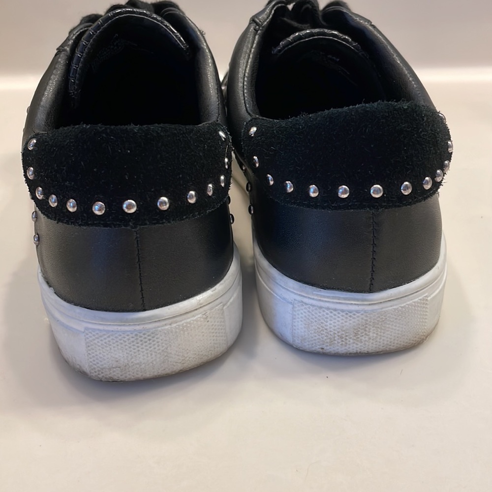 Sneakers - Picture 6 of 8